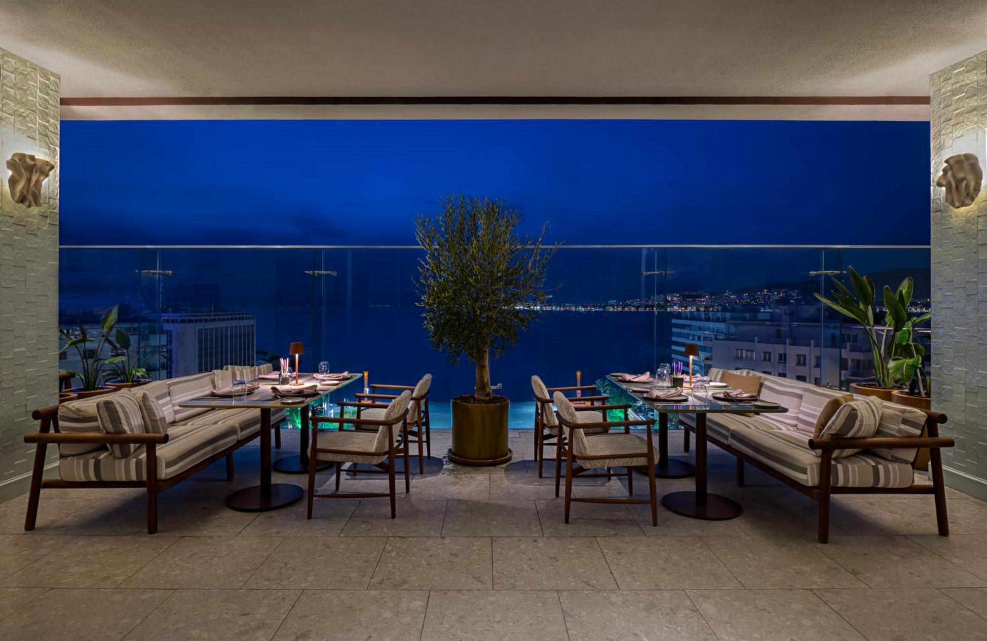 Swissotel Buyuk Efes Izmir Exteriör bild The Pool at the Westin Athens