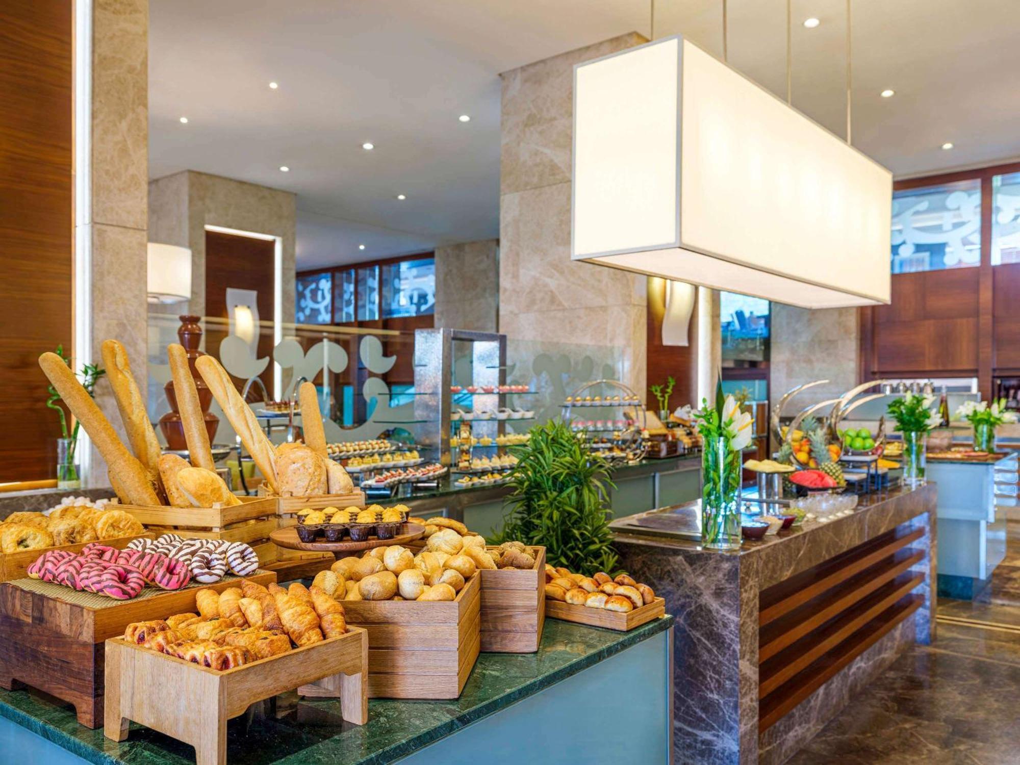 Swissotel Buyuk Efes Izmir Exteriör bild The buffet at the hotel