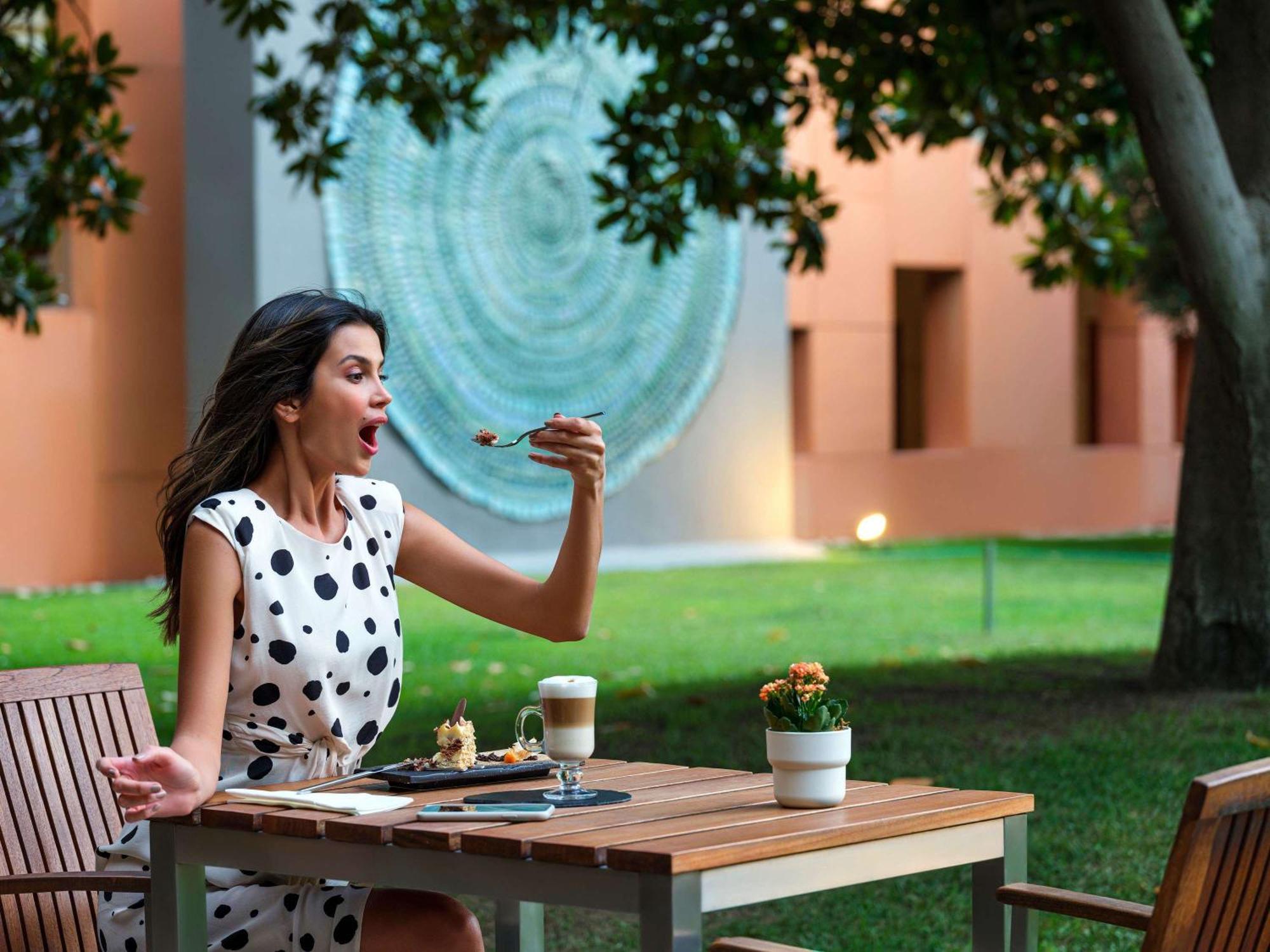Swissotel Buyuk Efes Izmir Exteriör bild A woman using a mobile phone