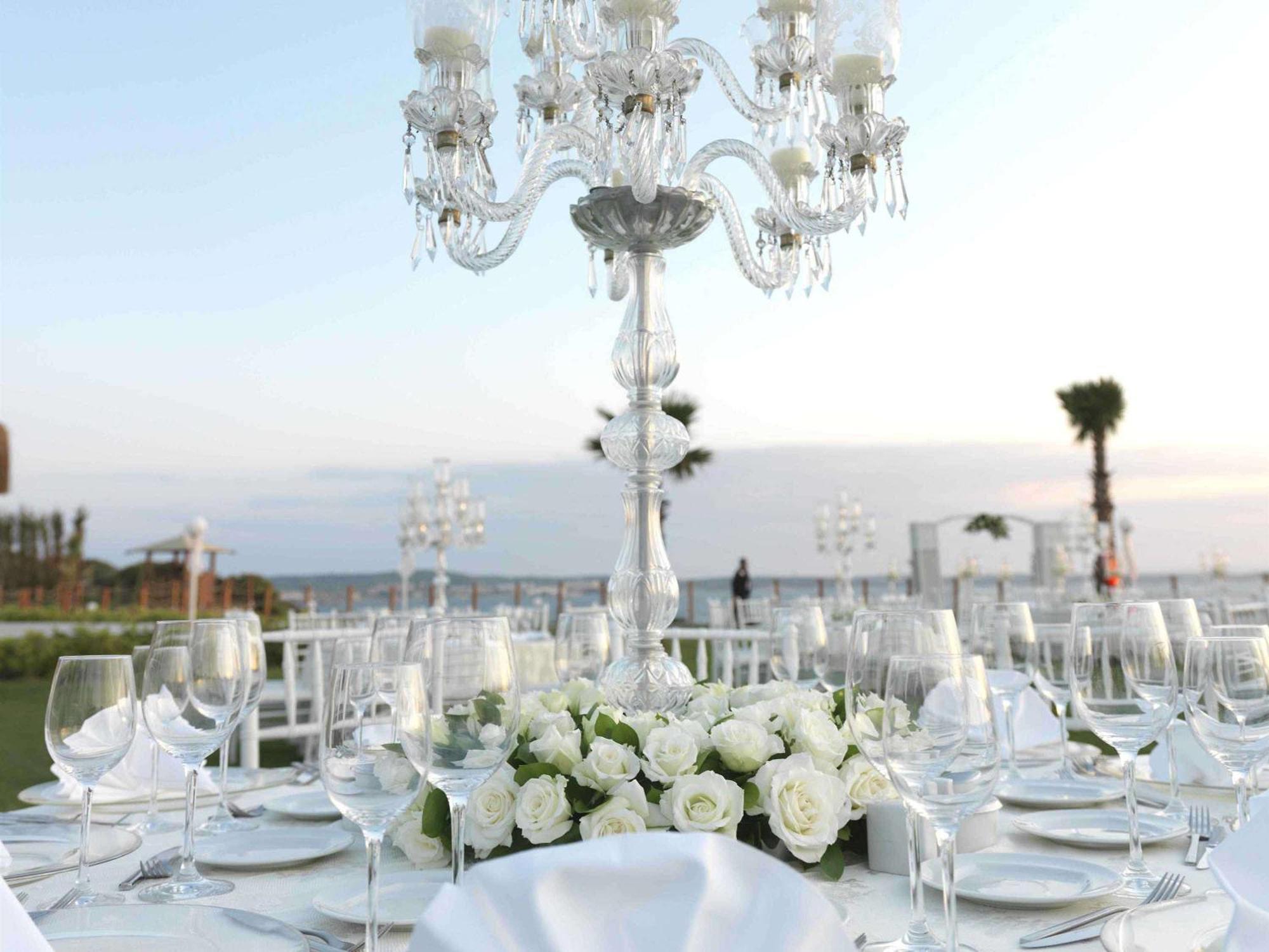 Swissotel Buyuk Efes Izmir Exteriör bild A table set for a wedding reception