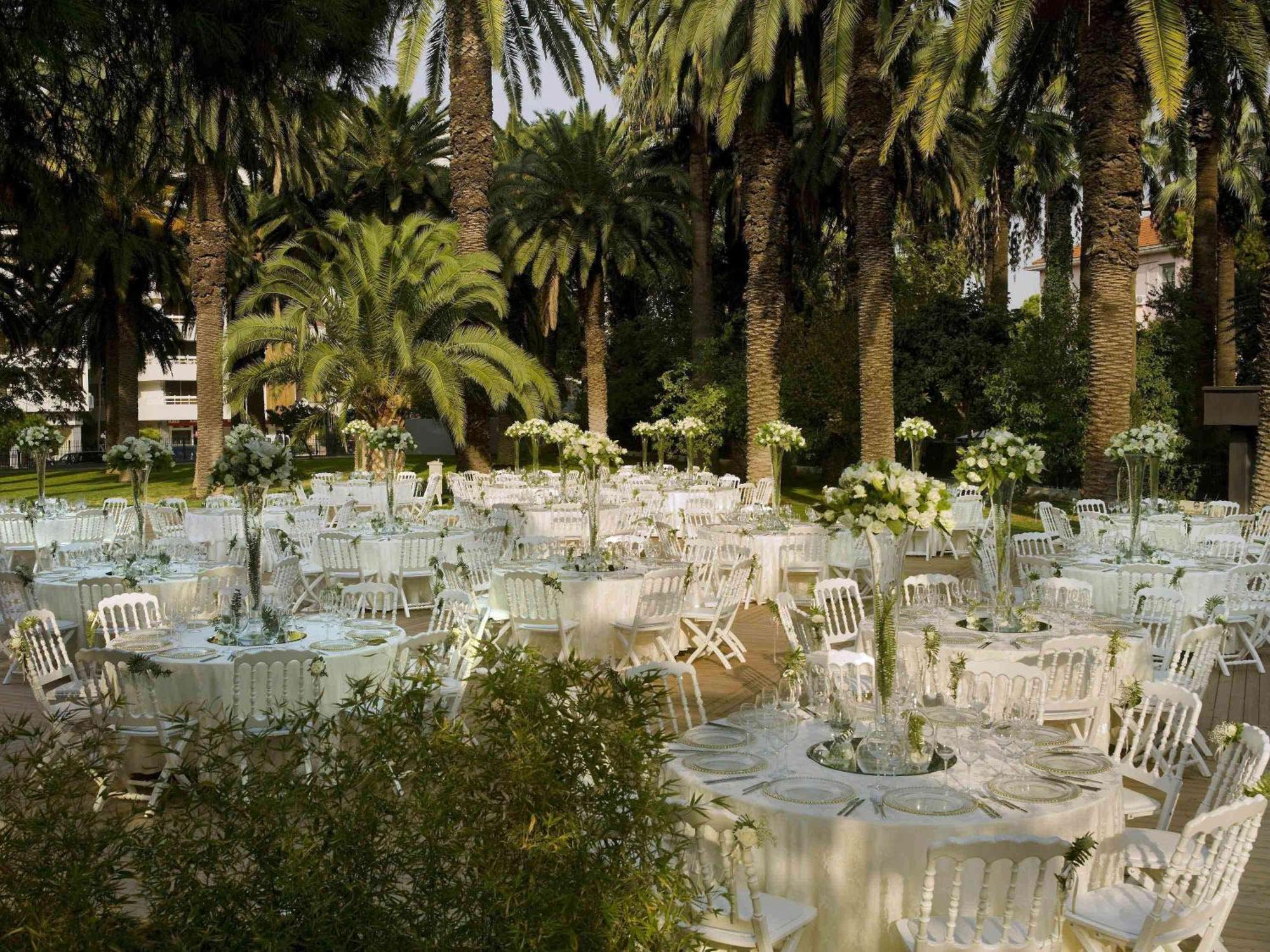 Swissotel Buyuk Efes Izmir Restaurang bild The garden of the hotel