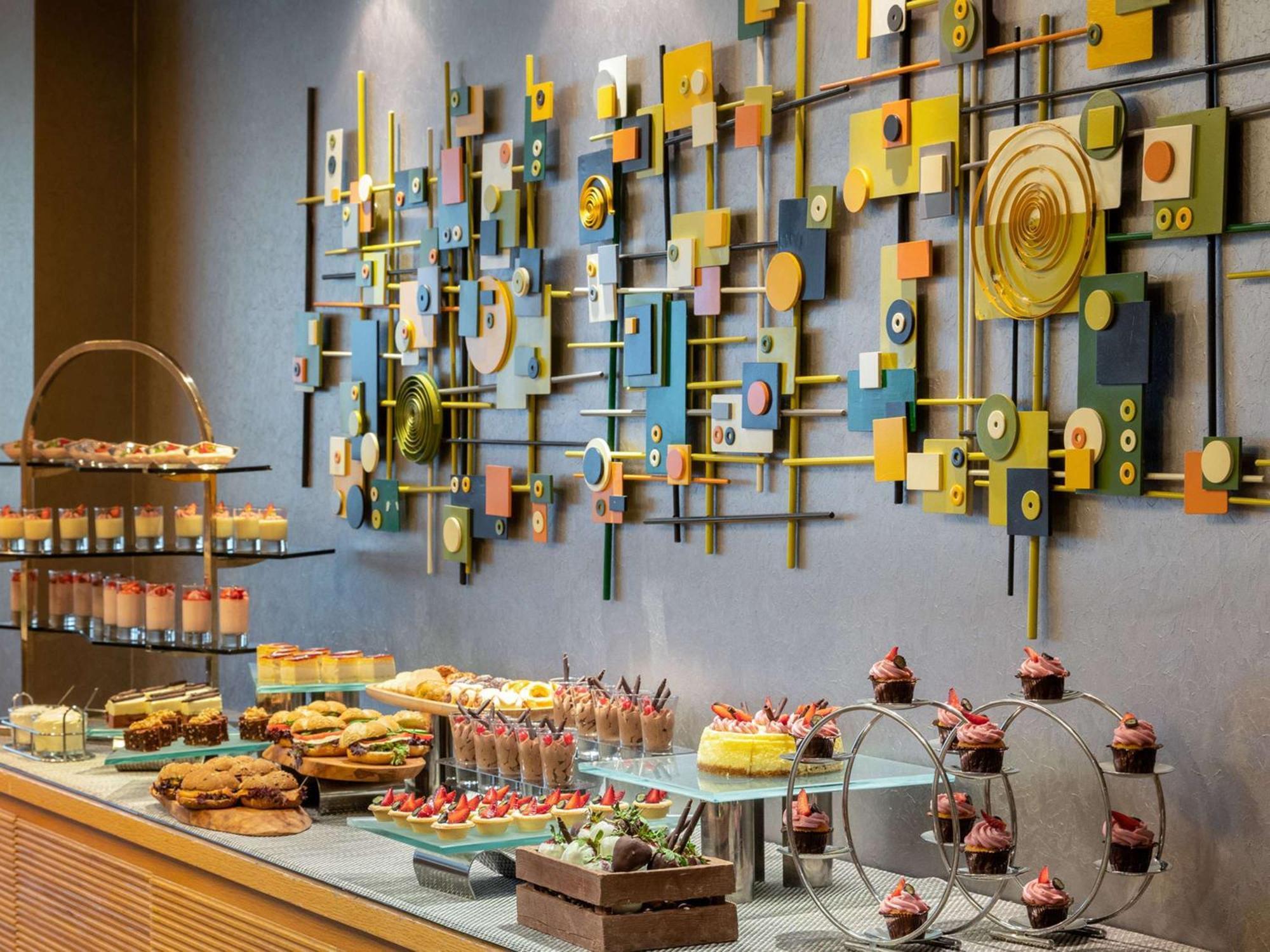 Swissotel Buyuk Efes Izmir Exteriör bild The dessert counter at the restaurant