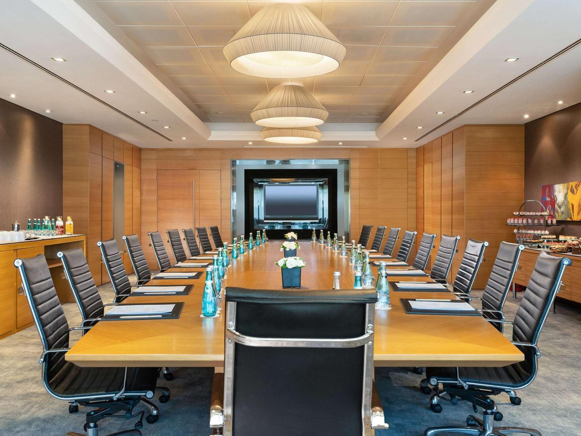 Swissotel Buyuk Efes Izmir Exteriör bild Meeting room at the Westin Mumbai International Airport