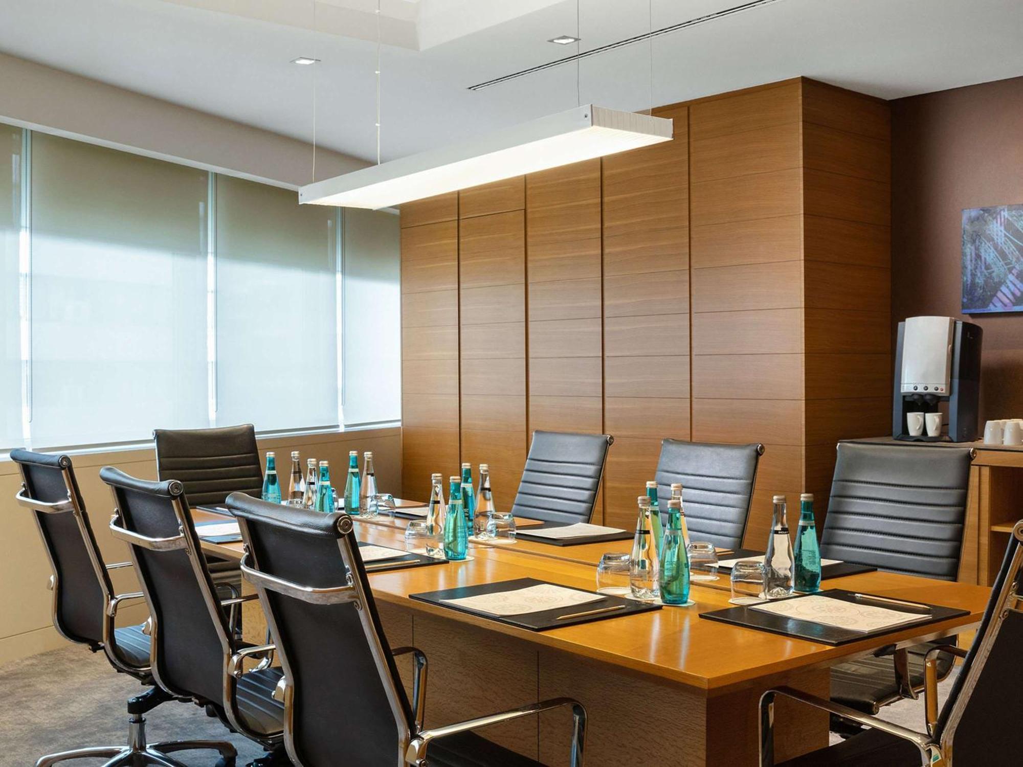 Swissotel Buyuk Efes Izmir Exteriör bild Boardroom at the Westin Mumbai International