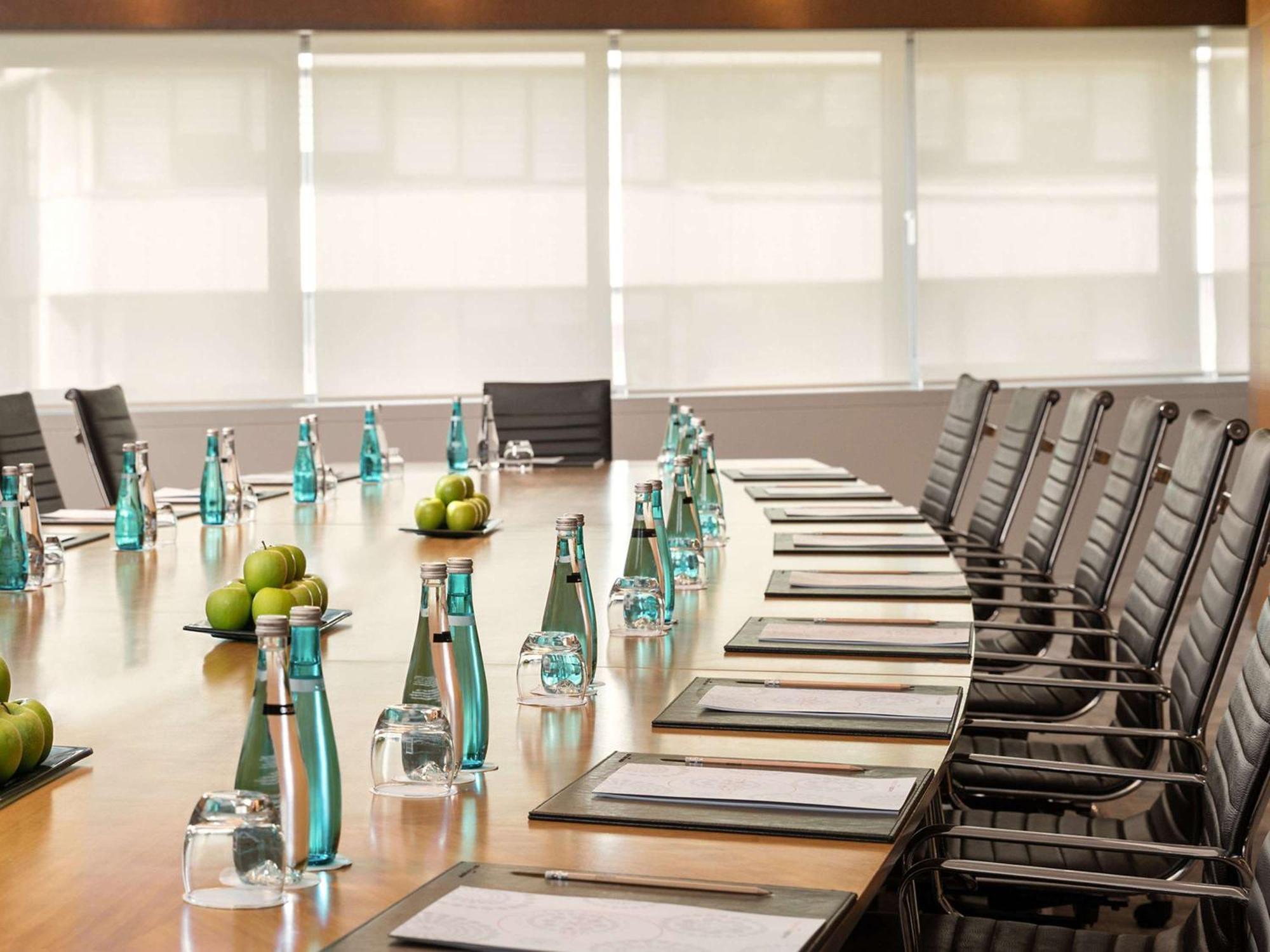 Swissotel Buyuk Efes Izmir Exteriör bild A meeting room at the InterContinental Hotel in Berlin, Germany