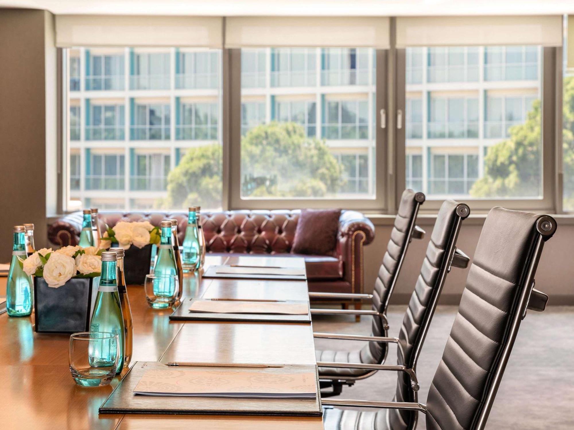 Swissotel Buyuk Efes Izmir Exteriör bild Meeting room at the hotel