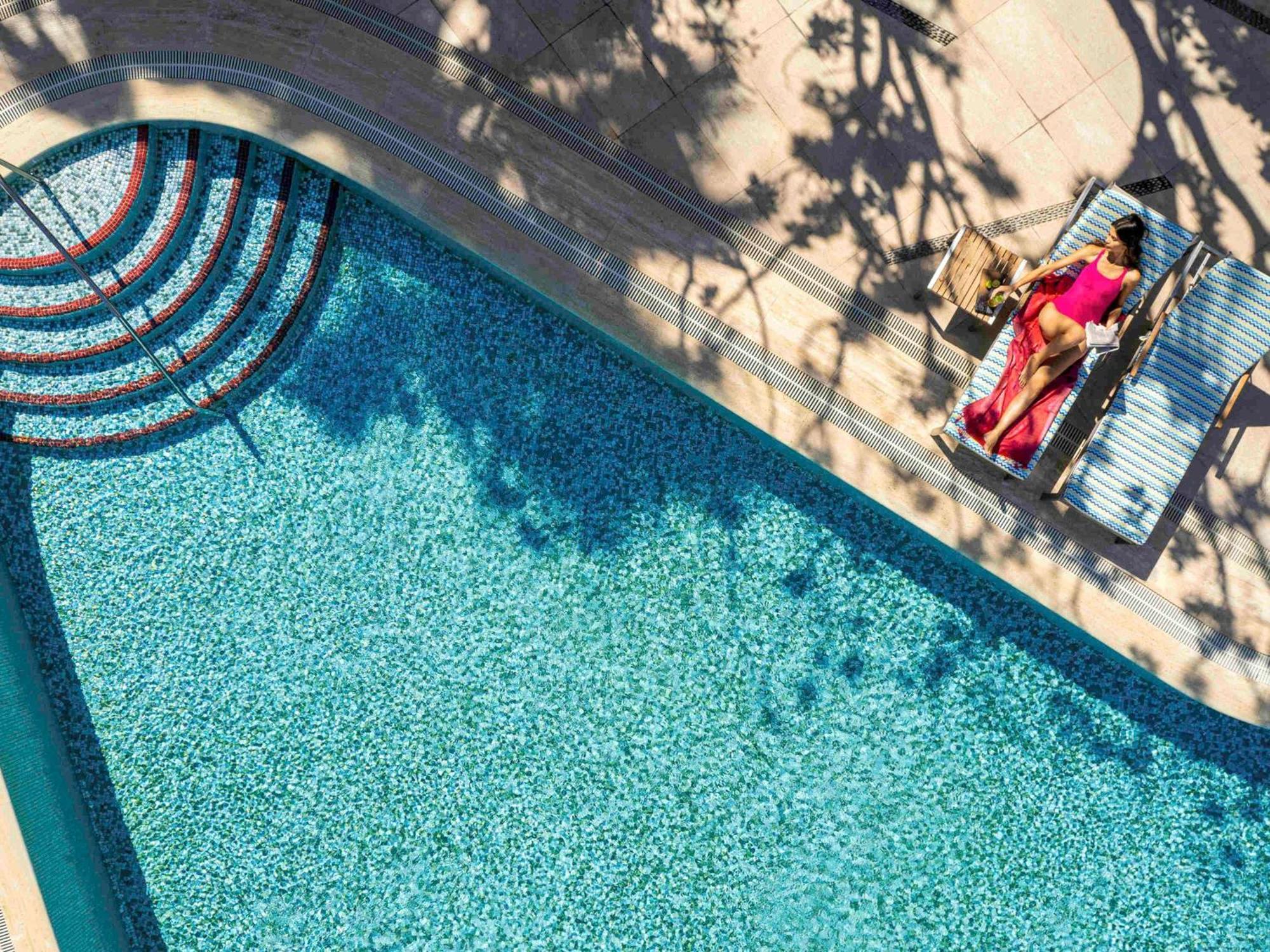 Swissotel Buyuk Efes Izmir Exteriör bild The pool at the Four Seasons Hotel, Los Angeles