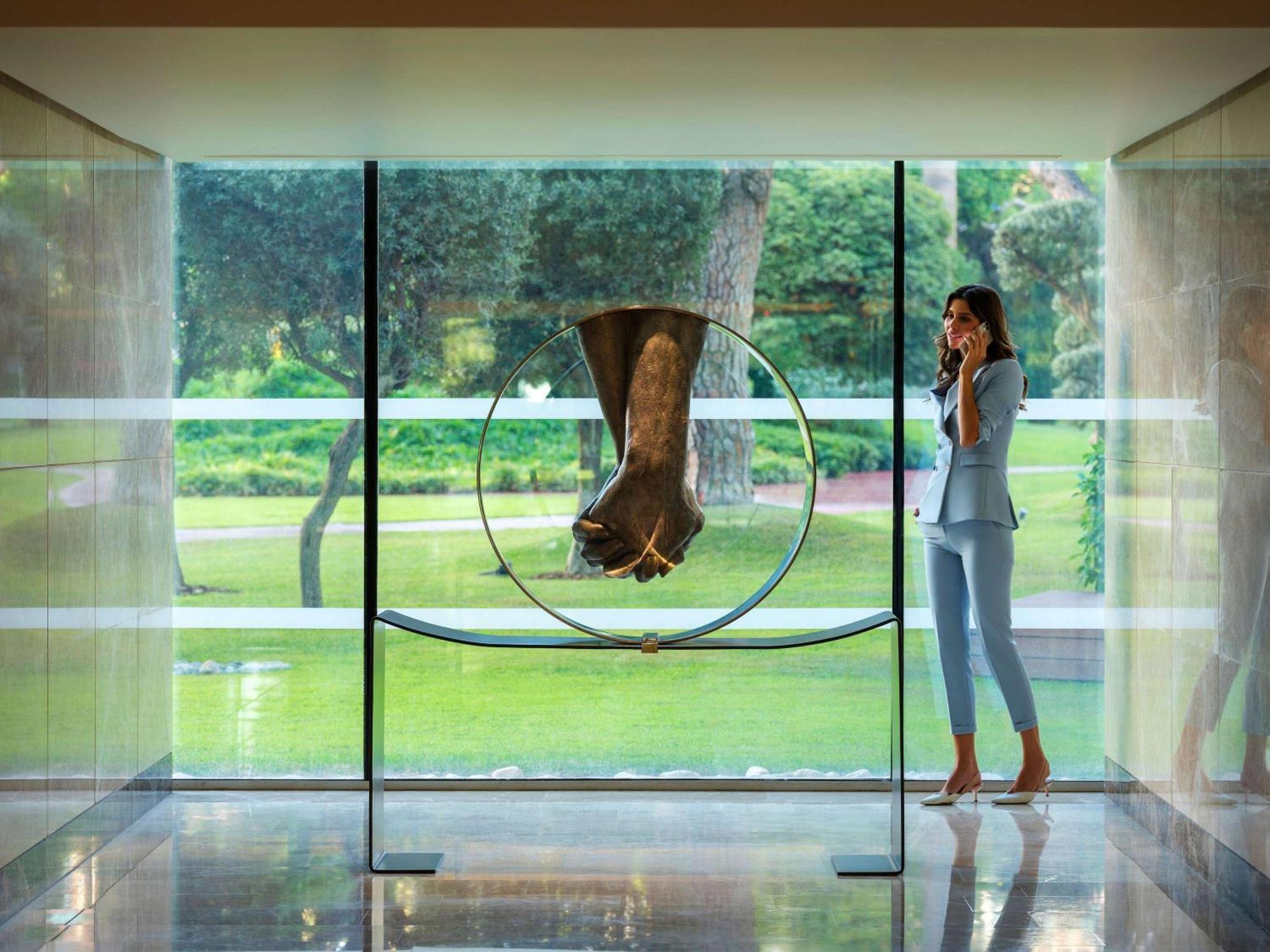 Swissotel Buyuk Efes Izmir Exteriör bild The sculpture in the lobby of the Four Seasons Hotel, Madrid