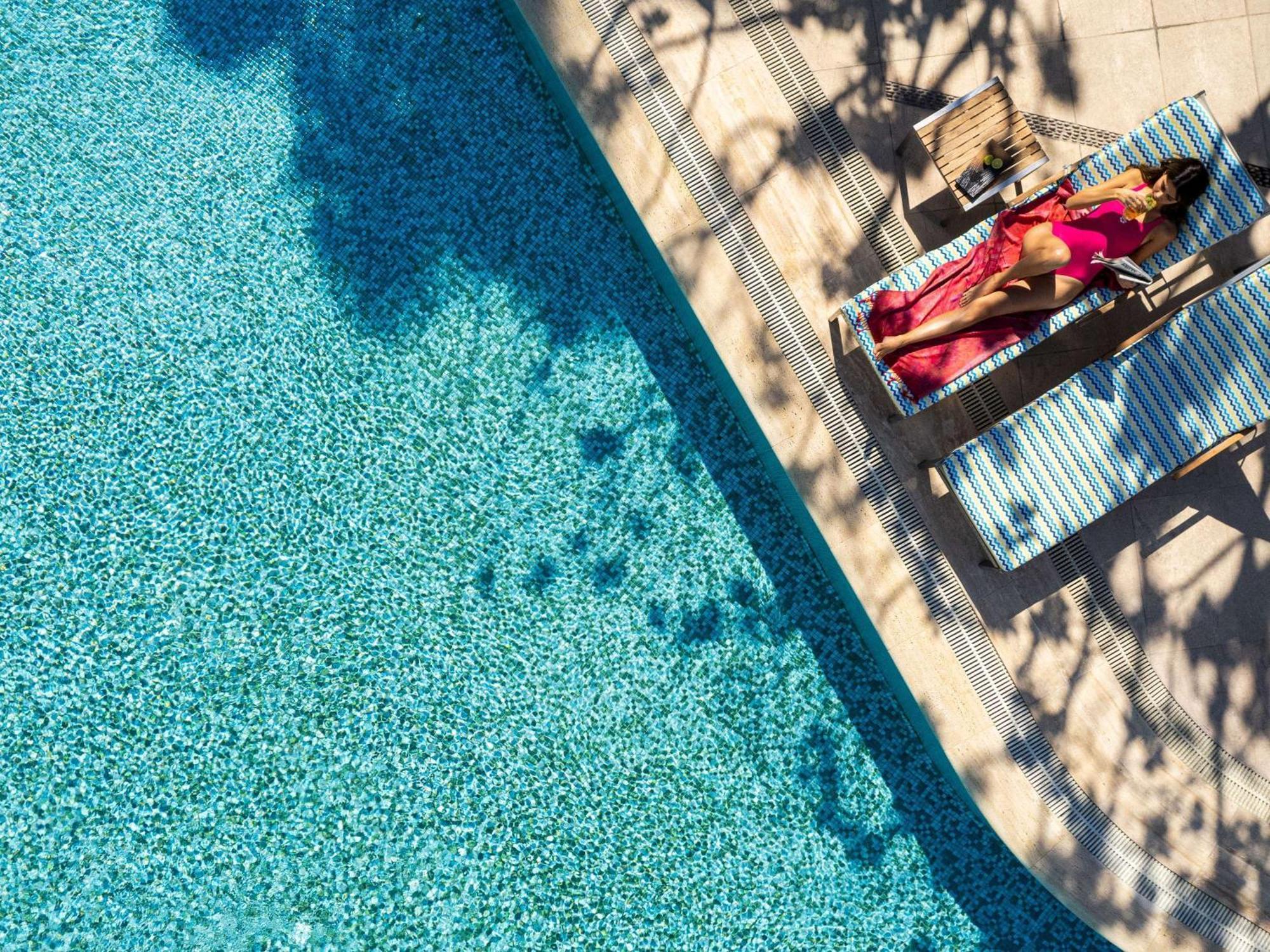 Swissotel Buyuk Efes Izmir Exteriör bild A woman sunbathing